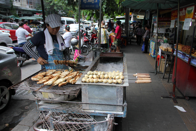 Roasted bananas at Bangkok's Sriyan Market (ตลาดศรีย่าน)
