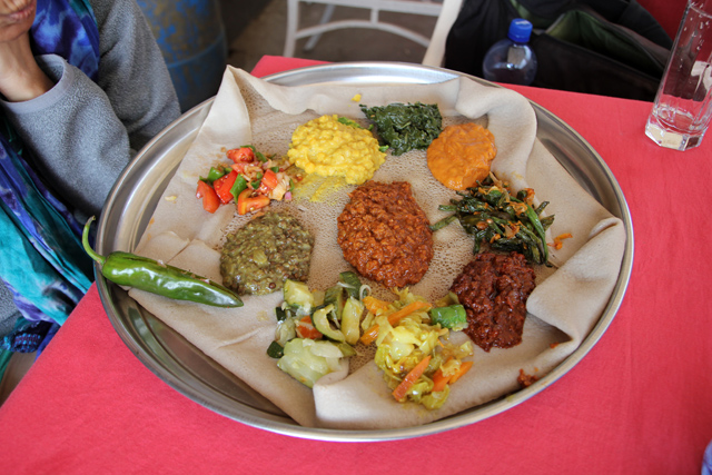 Another winning Ethiopian vegetarian food platter (yetsom beyaynetu)