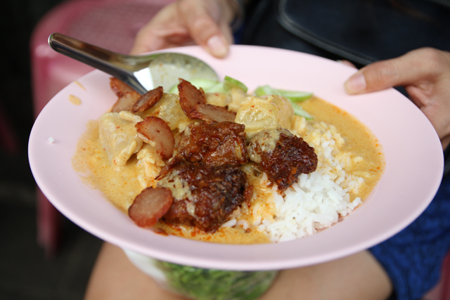 Kaeng kari (yellow curry แกงกะหรี่หมู)