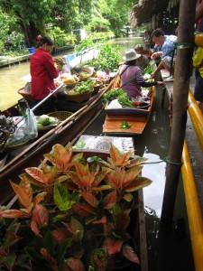 lat mayom floating market