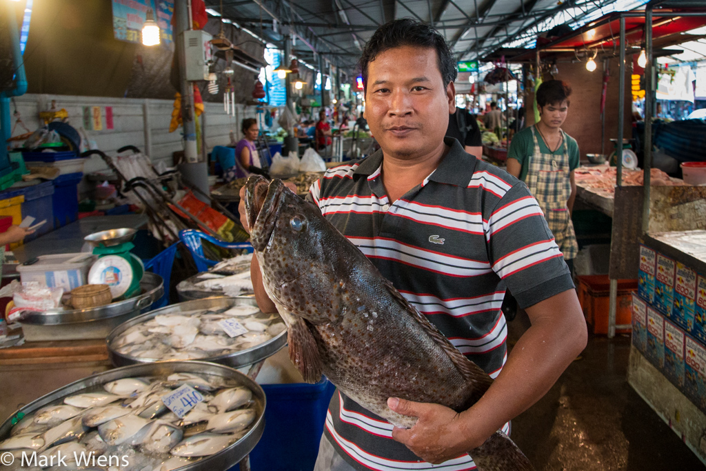 Бангкок чао прая. Река Чао Прайя. Храм Самут Пракан, Таиланд. Бангкок рыбный рынок. Самут Пракан район Бангкока.