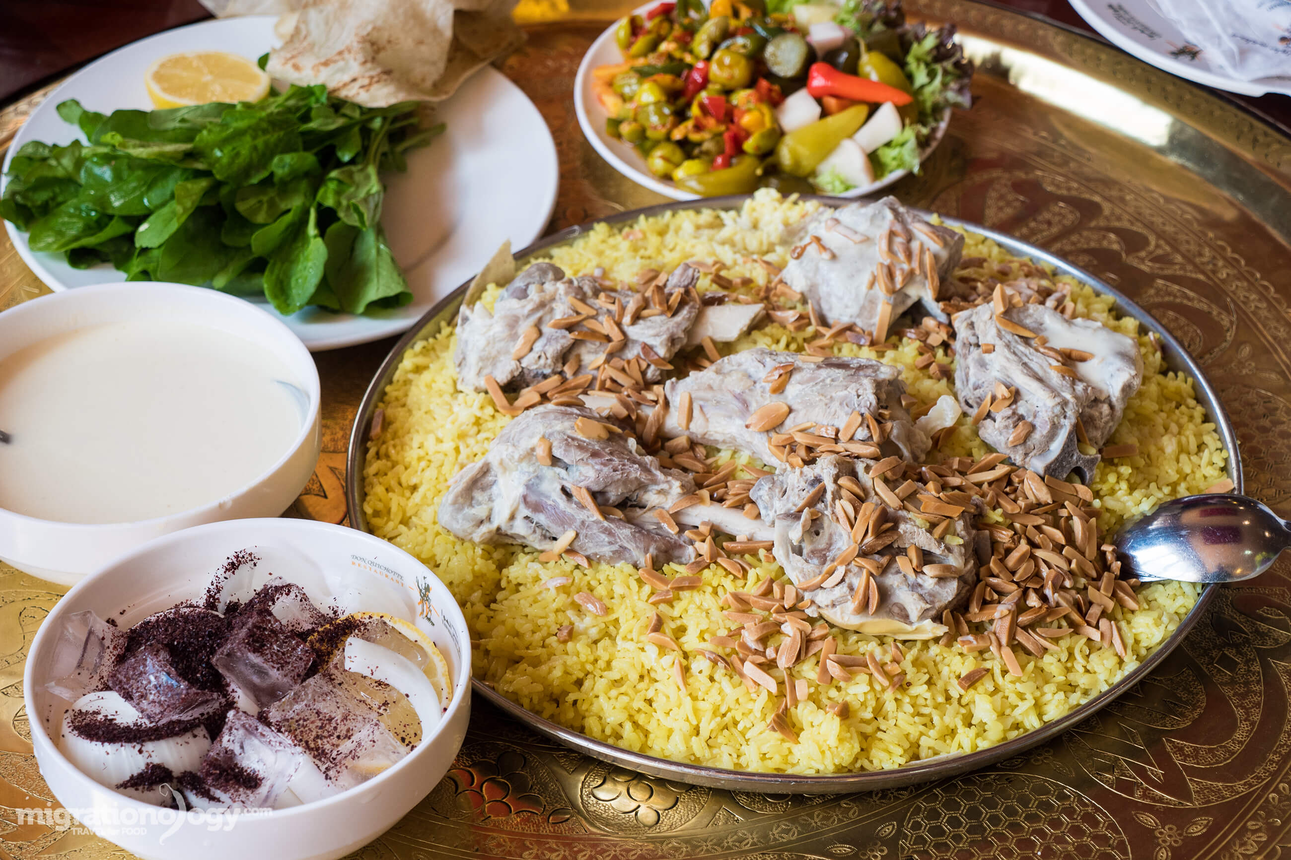 Аль это. Мансаф Иордания. Мансаф блюдо. Mansaf арабская кухня. Арабское блюдо мансаф.