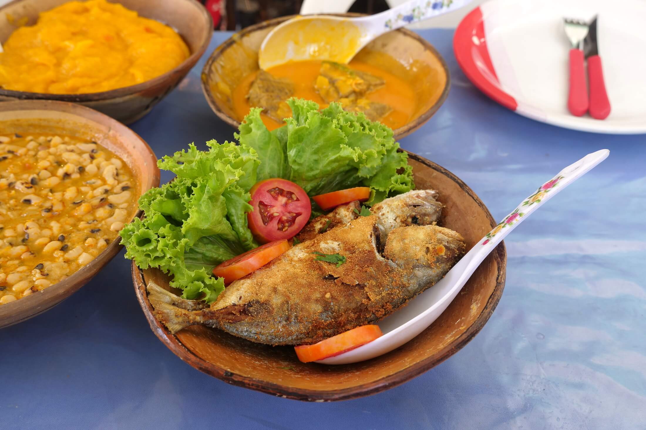 frying mackerel after breading it, she serves this plate simply with tomatoes and raw lettuce