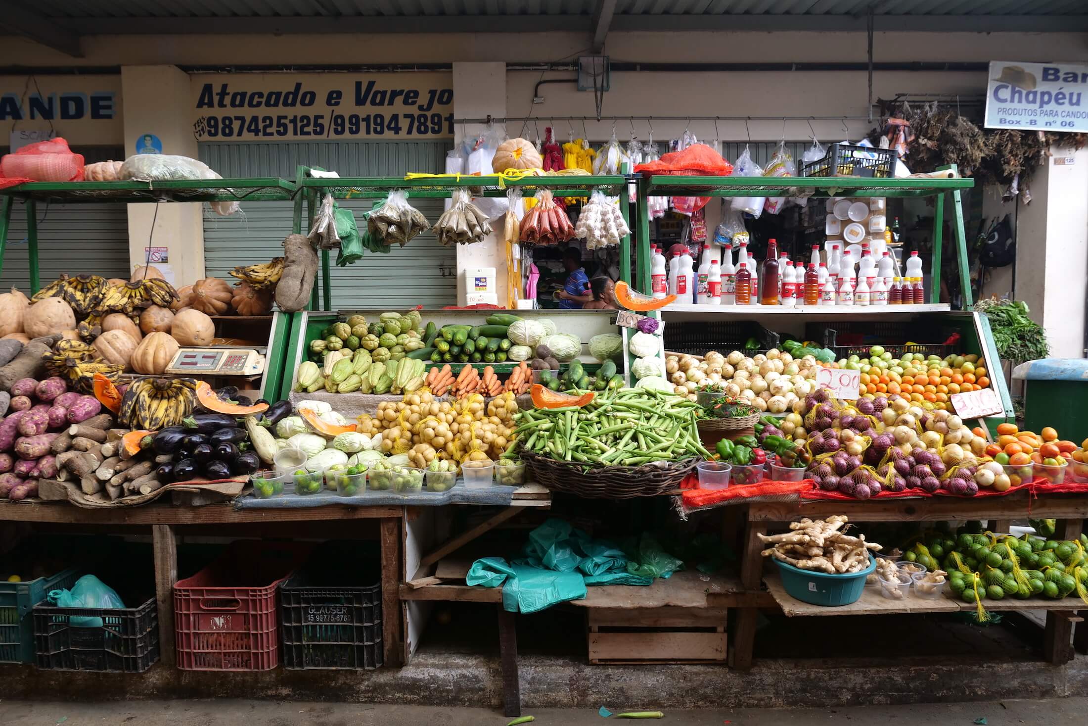 a huge selection of local fruits and vegetables, but also cooked food here at the São Joaquim fresh market